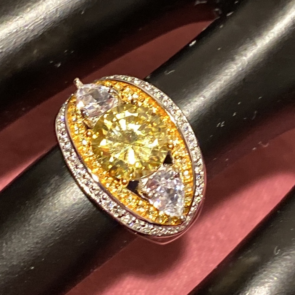Bella Luce Canary & White Diamond Simulant